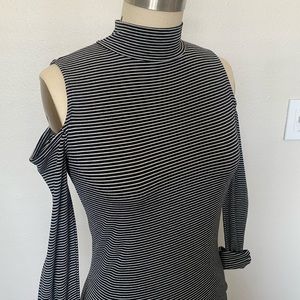 Longsleeve striped turtleneck w/shoulder cut outs